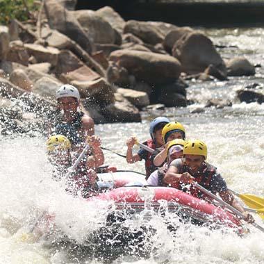 düzcede rafting yapan bayan
